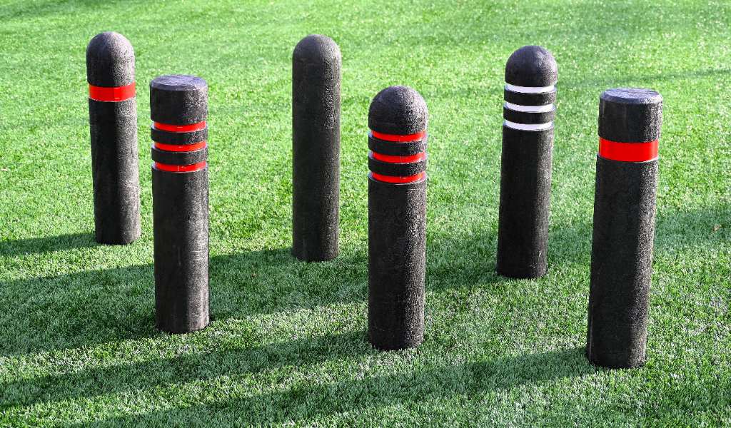 Verge and barrier posts